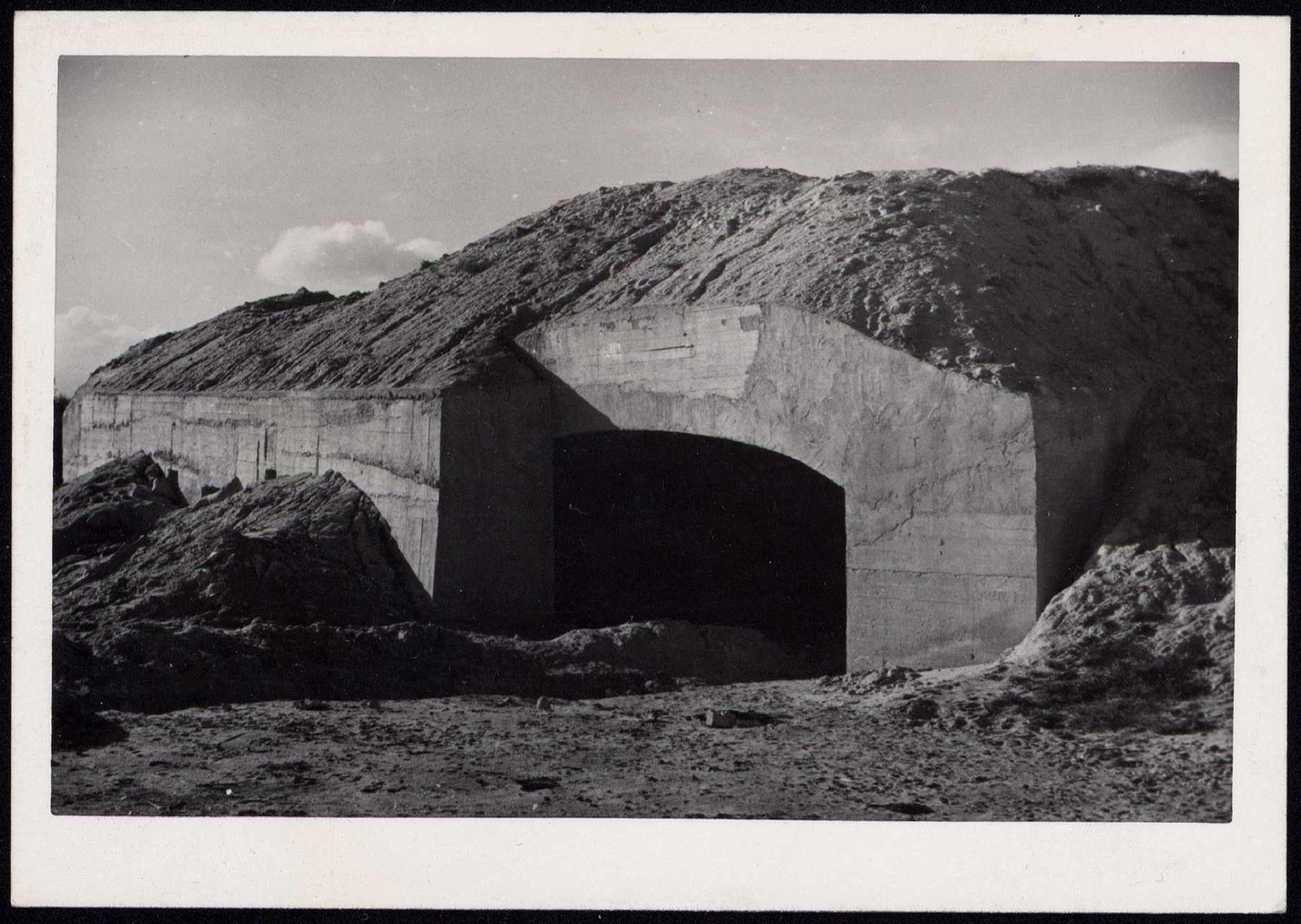 foto en primer plano de un bunker excavado en la tierra