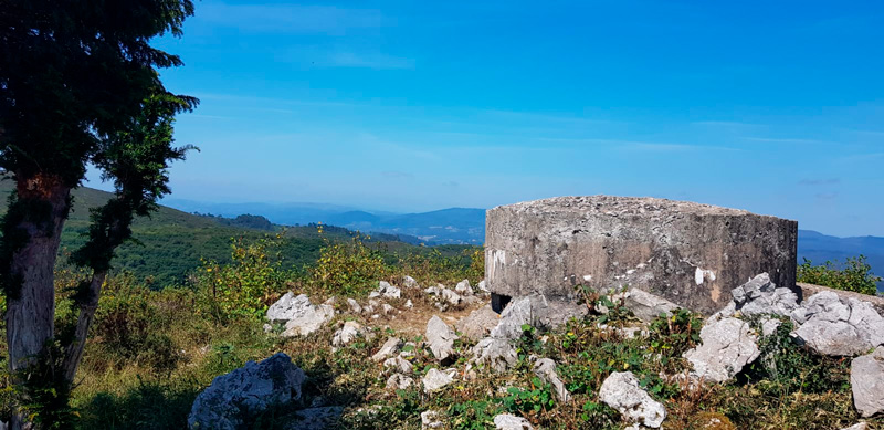 foto de los Nidos de ametralladoras en Cama l'Moro. Se ven dos bunkers de cemento con troneras.